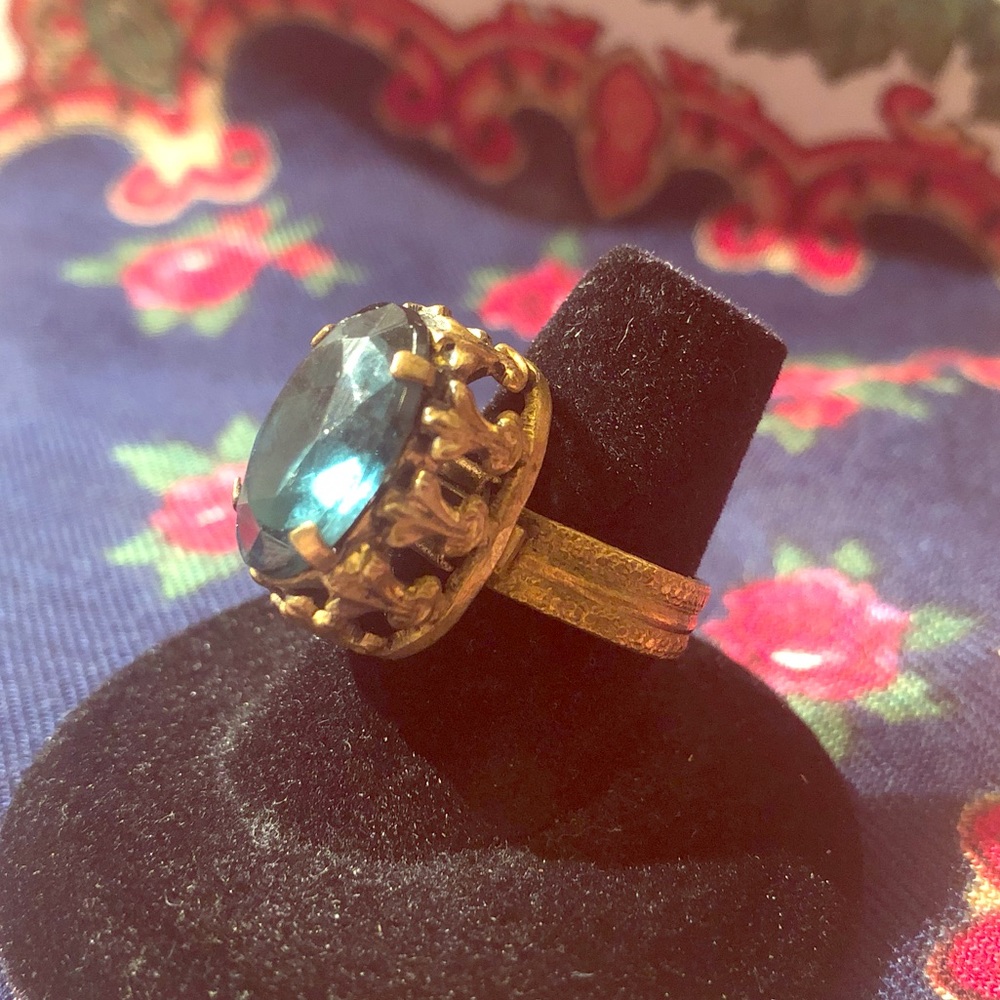 Vtg Victorian style blue gem cocktail ring